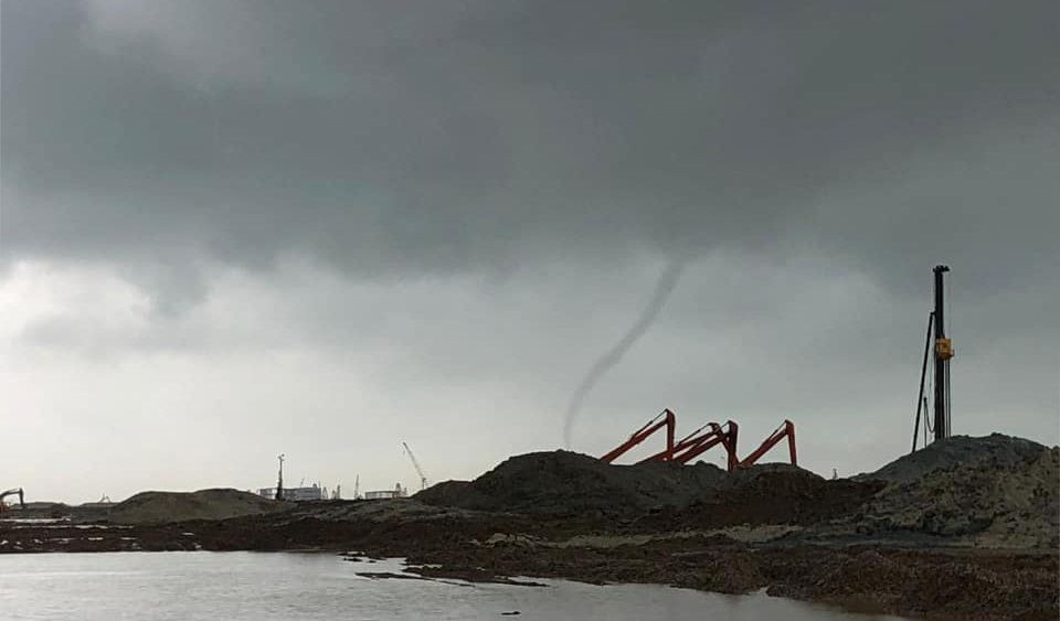 Tornado Dekat Lapangan Terbang Hong Kong Pagi Ini (8 Juni 2020)